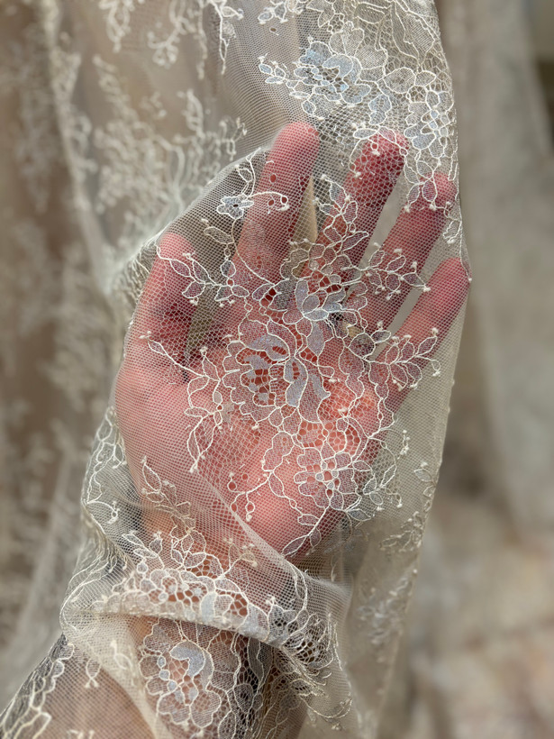 پارچه مجلسی دانتل لمه قواره ۳ متری کرم